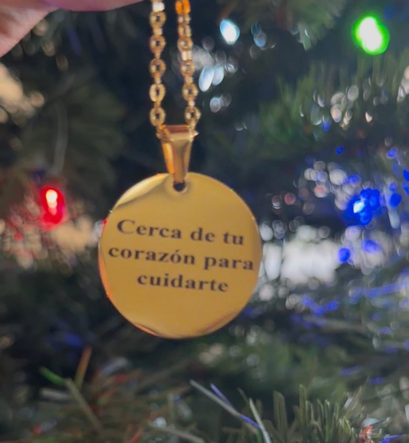 Recuerdos no es solo una cadena personalizada, es ese recuerdo que llevas puesto y que nadie mas entiende, mas que tu. En acero inoxidable para que te dure muchos años. Disponible en la web por tan solo $29.99