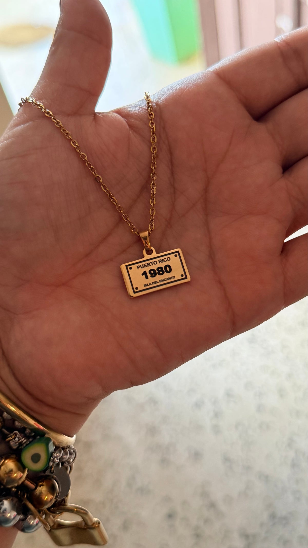 Grabada solamente para ti, lleva tu pueblo y tu año contigo, tu historia en una sola cadena. hecha en acero inoxidable para mayor durabilidad y perfecta para el dia a dia