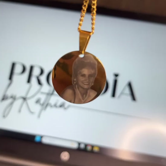 Recuerdos no es solo una cadena personalizada, es ese recuerdo que llevas puesto y que nadie mas entiende, mas que tu. En acero inoxidable para que te dure muchos años. Disponible en la web por tan solo $29.99