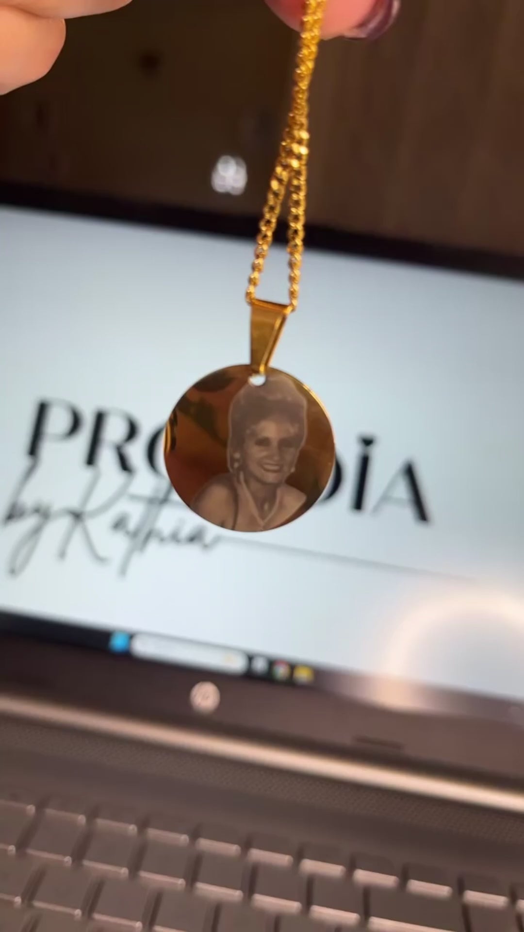 Recuerdos no es solo una cadena personalizada, es ese recuerdo que llevas puesto y que nadie mas entiende, mas que tu. En acero inoxidable para que te dure muchos años. Disponible en la web por tan solo $29.99