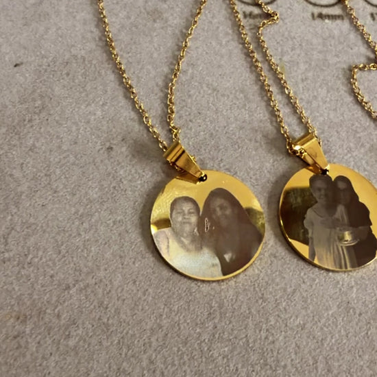 Recuerdos no es solo una cadena personalizada, es ese recuerdo que llevas puesto y que nadie mas entiende, mas que tu. En acero inoxidable para que te dure muchos años. Disponible en la web por tan solo $29.99